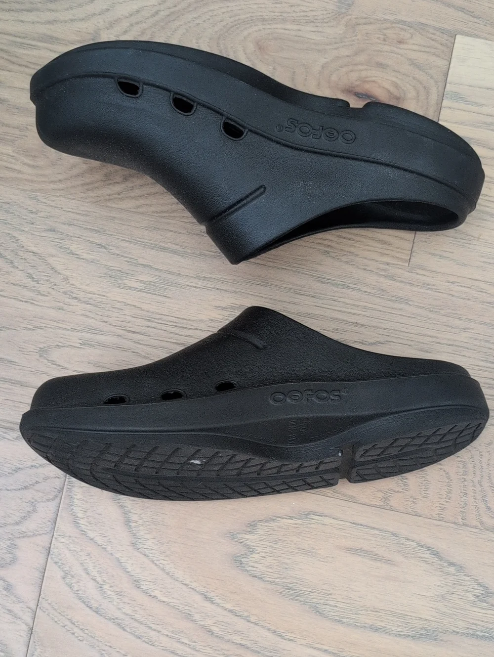 OOFOS Men's Black Slip-On Recovery Clogs Size M 8 W 10 EU41
